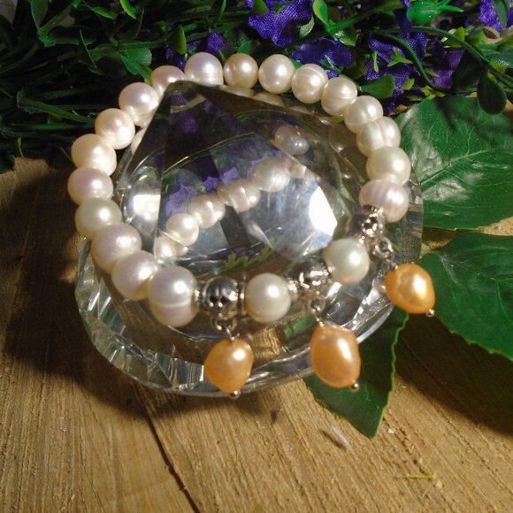 NWOT Classy Natural Pearl Stretch Bracelet, with peach Natural pearl dangles - Picture 1 of 4